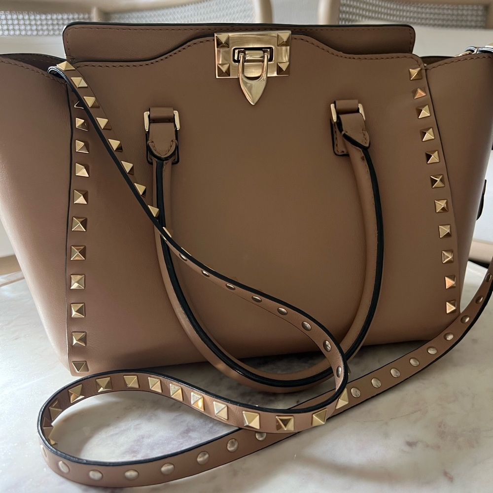 VALENTINO GARAVANI VITELLO ROCK STUD double handle Tote. Blush